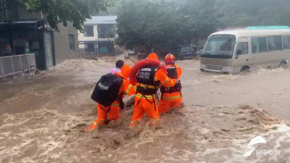 突降LPL比赛下注暴雨致30余名游客被困 日照消防紧急营救